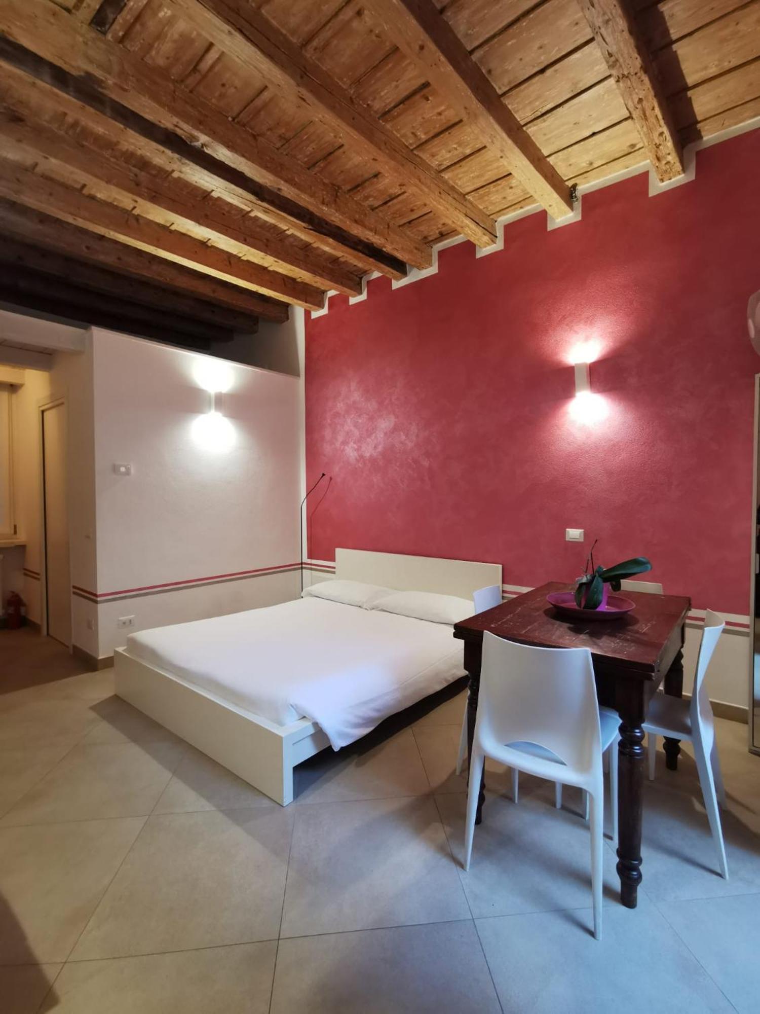 Flora Inn, Super Sweet Studio - Centro Бергамо Екстер'єр фото